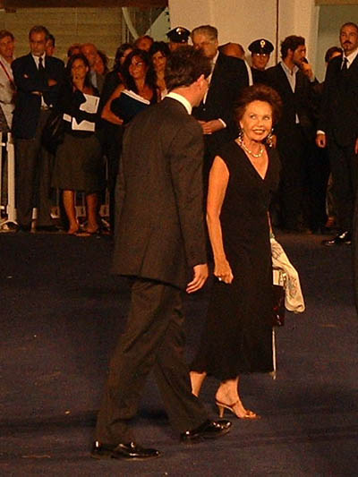 Leslie Caron in passerella per la prima di 'Le divorce'