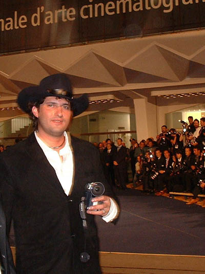 Il regista Robert Rodriguez ci riprende con la sua digitale...