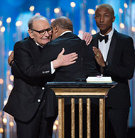 Ennio Morricone premiato da Quincy Jones / credit: Aaron Poole / A.M.P.A.S.